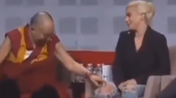 丑闻越闹越大!达赖摸美国女歌星大腿视频被扒出
