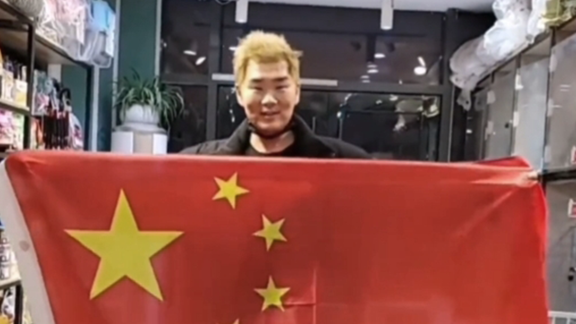 台湾青年买50面五星红旗带回台湾：做一个堂堂正正的中国人