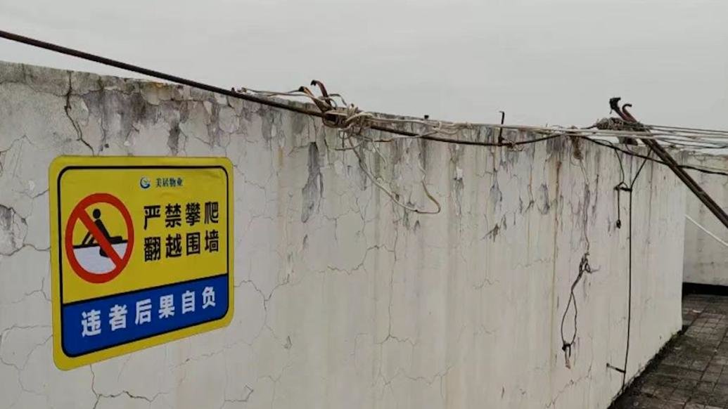 南宁一小区疑似发生坠楼事件，警方正调查