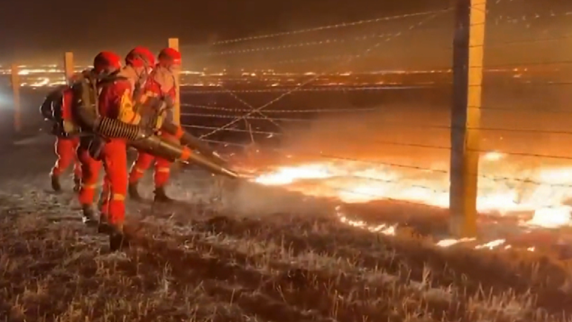 蒙古国草原火灾向中国边境蔓延
