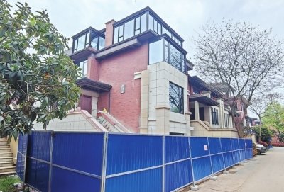 一处基本完成装修的别墅“长高长胖”。记者孙笑天 摄