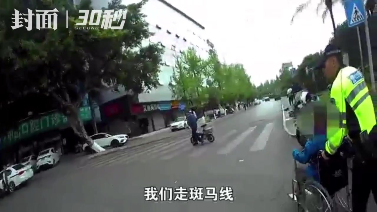30秒｜老人的轮椅要过街，交警护送保安全