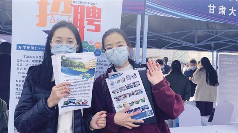 王丽（左一）和同学来兰找工作