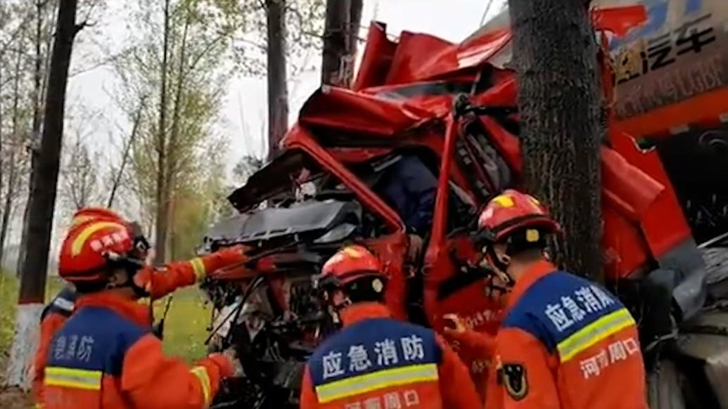 槽罐车侧翻沟内，消防雨天营救被困司机