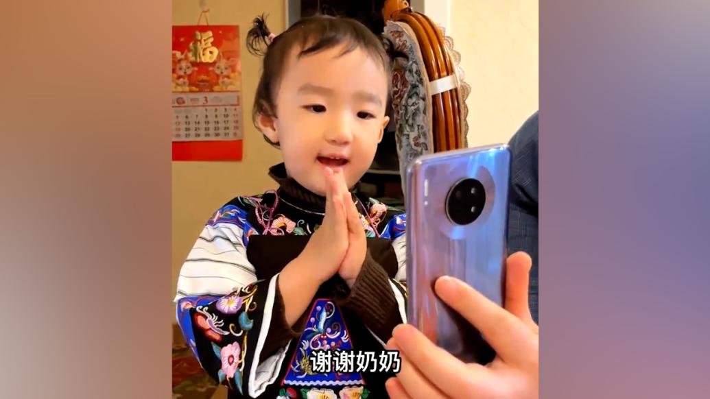 68岁奶奶为孙女纯手工制作布依族服饰