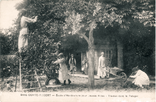 布里孔特罗贝尔(Brie-Comte-Robert)的《女子园艺学校,女孩在菜园里劳作》(École d’horticulture pour jeunes filles- Travaux dans le potager),19世纪末20世纪初,明信片。