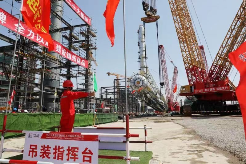 中国石化镇海基地二期项目超大设备成功首吊