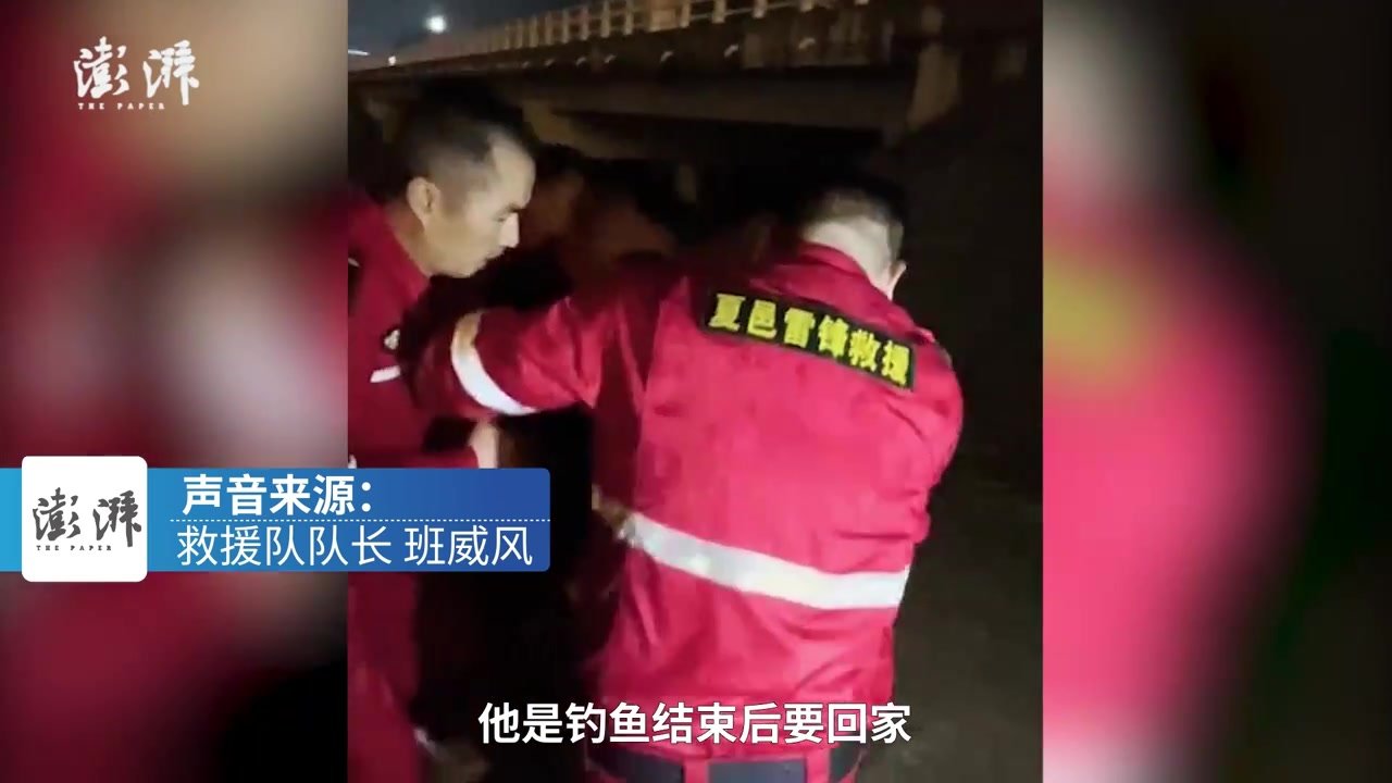 男子开三轮钓鱼掉落河中，五名救援队员冒雨破窗救人