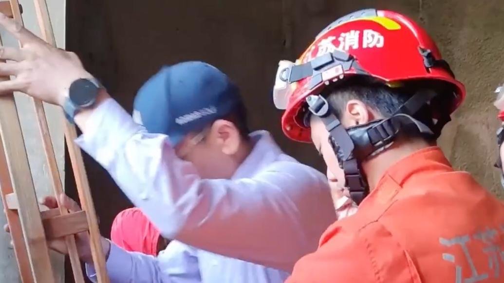因旅游APP徒步难度高改变路线，一家三口误入交通洞被困
