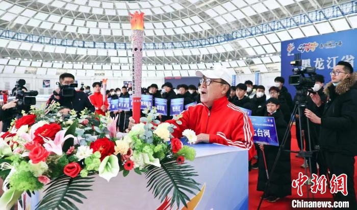 82岁的罗志焕将模拟火炬放置在火炬台上。　黑龙江省体育局提供