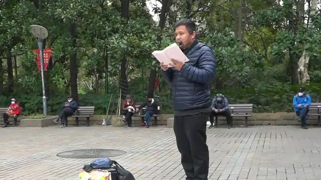 当婚姻成为“商品”，闯入相亲角读爱情诗的他，成了人们眼中的“神经病”