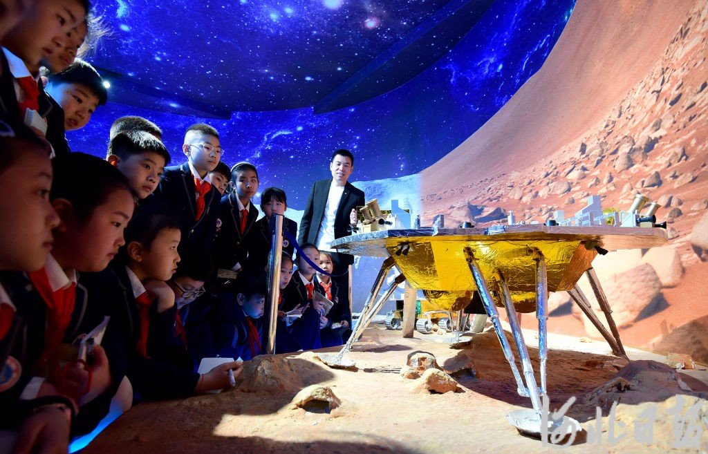 4月11日，邯郸市丛台区连城小学的学生们在邯郸市科技馆的航空航天展厅参观。