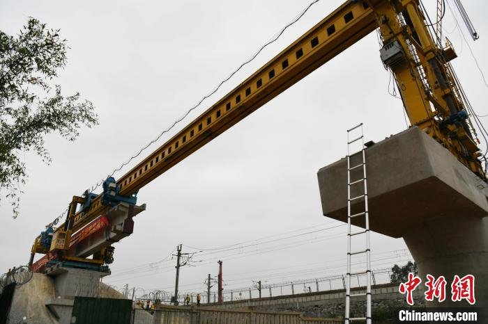 工人在施工中。　蒋雪林 摄