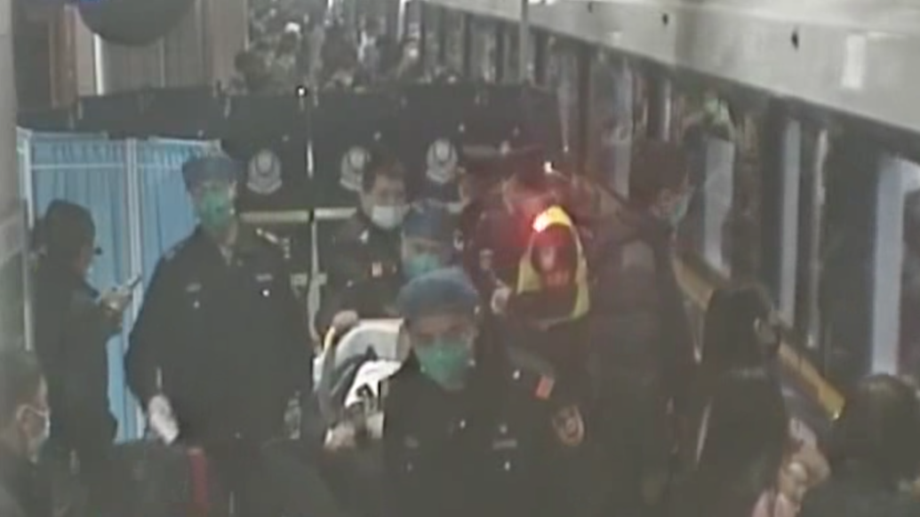 上海地铁一31岁男子突发心梗昏迷，幸得现场及时抢救