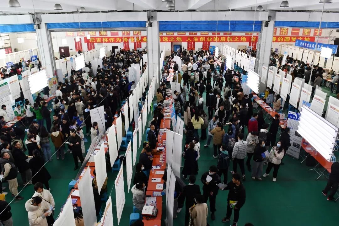 此次招聘会邀请了466家企业参会，包括省内企业138家、省外企业328家，共提供岗位2407个，需求人数近27000人，涉及机械、电子、材料、汽车、通信、化工、软件、房地产、食品、物流、生物、医药、金融、设计、能源、服装、建材、商贸等多个行业，吸引了2000余名毕业生入场应聘。招聘会现场气氛热烈，毕业生带着自己精心准备的简历积极与企业招聘人员交流，介绍自己的专业能力和岗位期望，用人单位详细查阅毕业生的简历材料，向同学们详细介绍公司概况、职业发展方向、人才需求以及员工福利，部分毕业生与用人单位达成了就业意向。