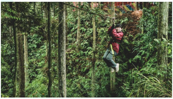 学生体验户外活动