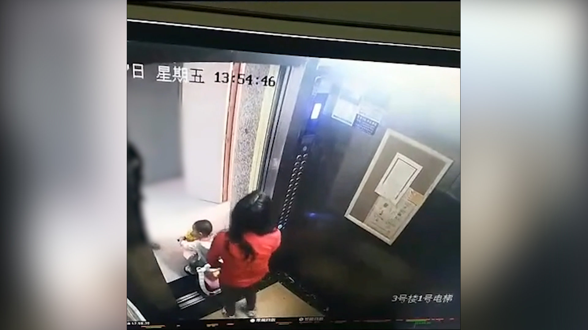 贵州一宝妈与2岁儿子在小区蹊跷失踪，现场找到孩子的玩具车
