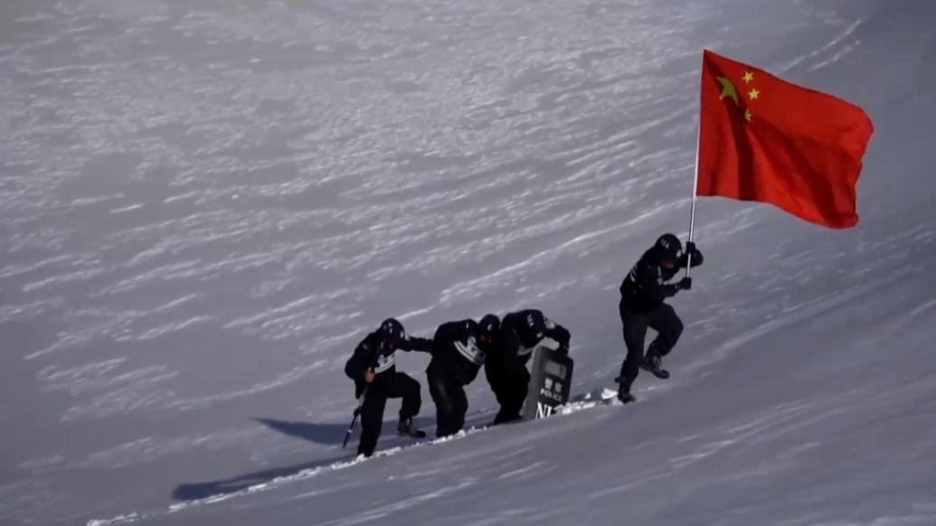 翻雪山、踏冰河，新疆博州踏查民警开展边境巡逻