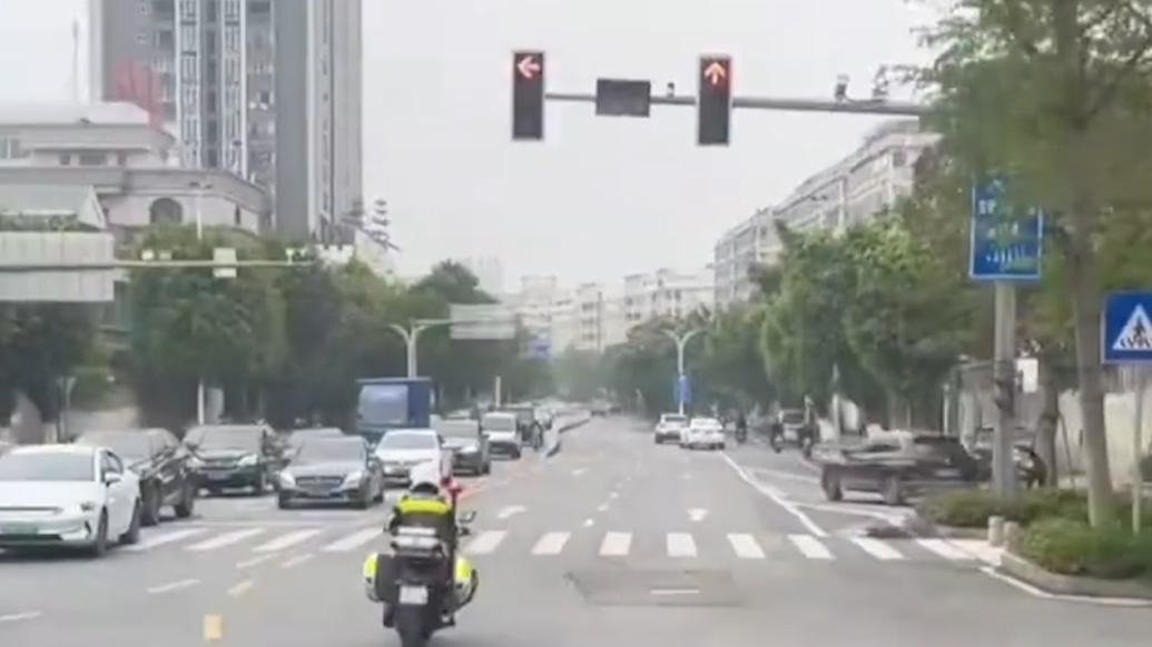 110、119、120同框！交警遇消防车救护车双向开道