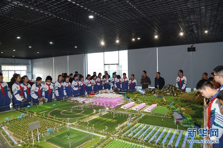 4月7日，中国农业科学院农田灌溉研究所，学生们在参观智慧灌溉科技展示园。