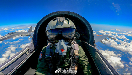 山东舰首次参加环台岛战备警巡和“联合利剑”演习现场图片。图自@央广军事