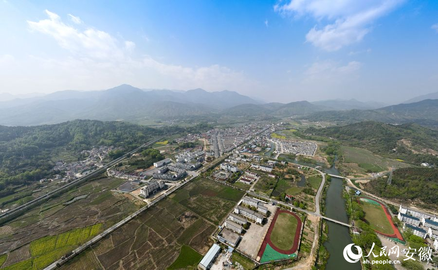 安徽青阳：徽派村居作民宿 古村走上致富路
