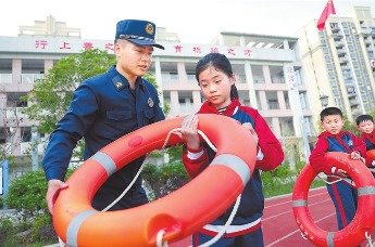 从防线构建到球员轮转全面剖析老鹰防守体系