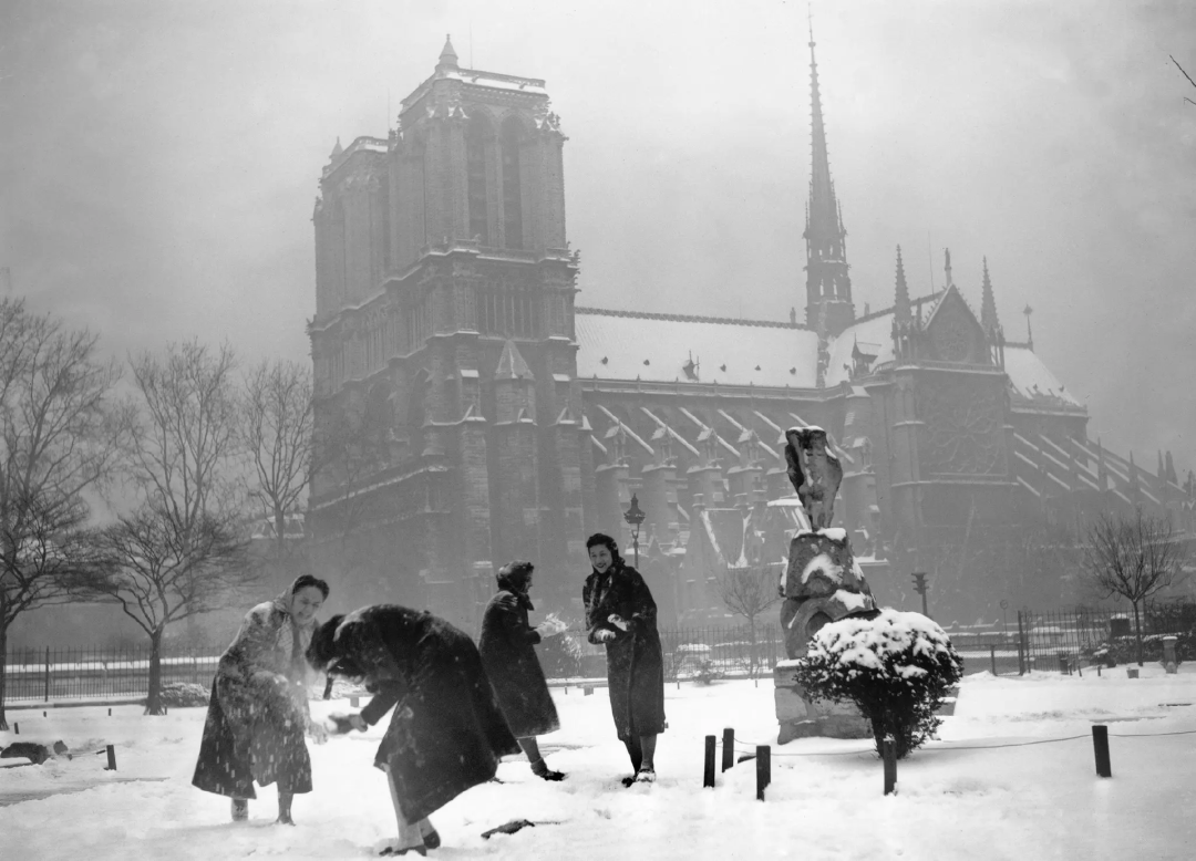 1938年冬季人们在圣母院附近的雪地玩耍