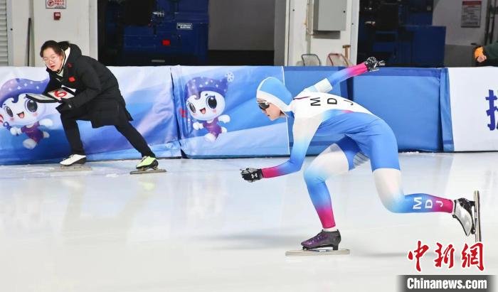 黑龙江省第十五届运动会速滑赛开赛我国首位速滑世界冠军罗志焕传递火炬