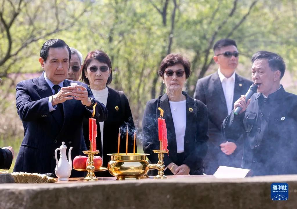 4月1日,在湖南省湘潭县茶恩寺镇双阳村马家祖墓,马英九在献酒。图源:新华社