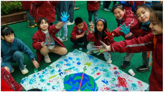学生们正愉快地绘制自己班级的旗帜