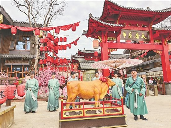 高岭·中国村“大唐茶市”。本报记者 陈曦 摄