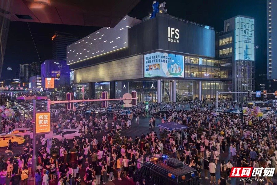 4月8日，长沙五一商圈的周末人流。陈敏捷/摄