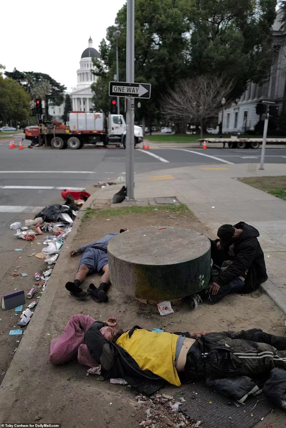 ▎在加州萨克拉门托国会大厦前躺着使用芬太尼的吸毒者。
