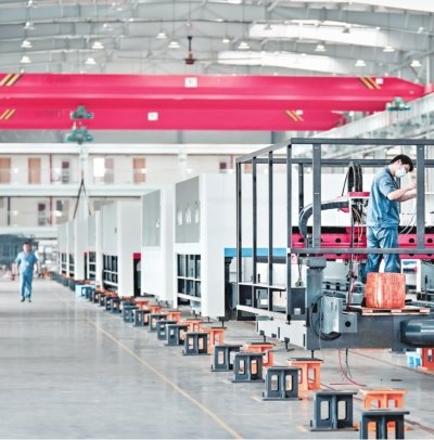 葛店经开区华工科技激光装备制造基地工人正在忙碌工作。通讯员葛年华 摄