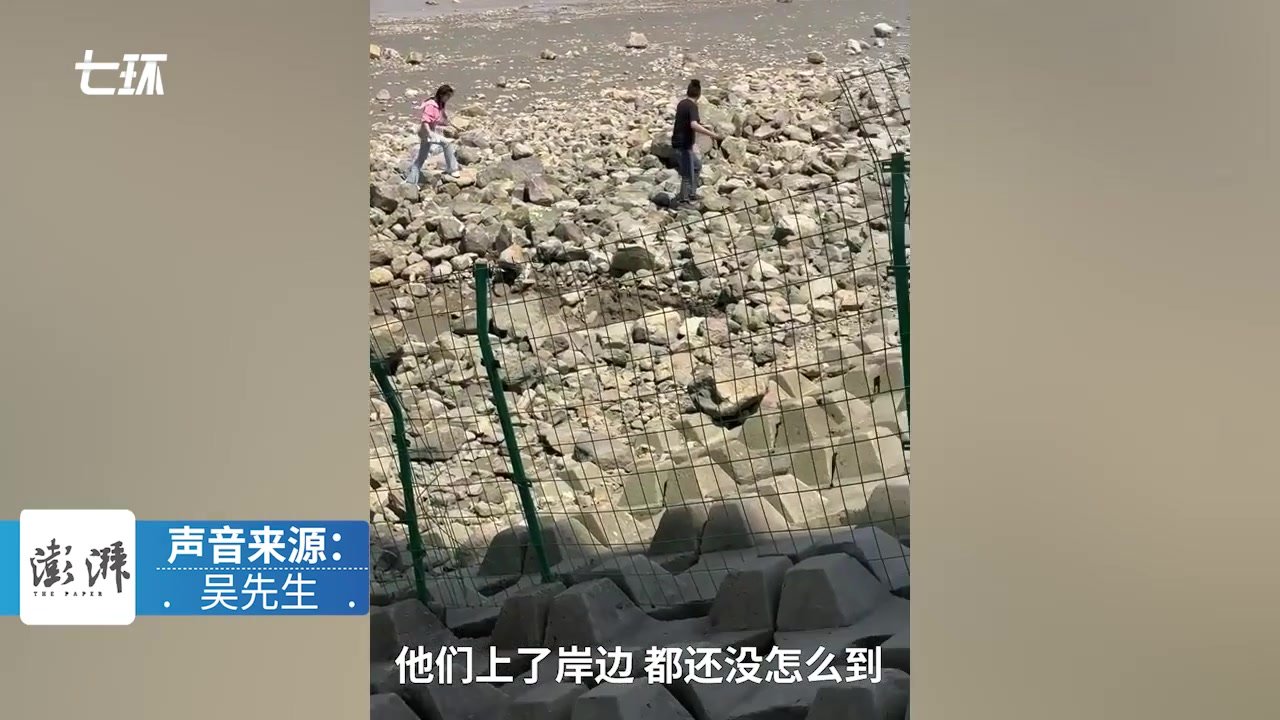 钱塘江观潮爱好者将游客喊上岸：他们刚上来，潮水就到了