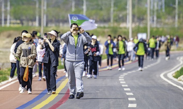 春光里的徒步者 记者 薛俊 摄