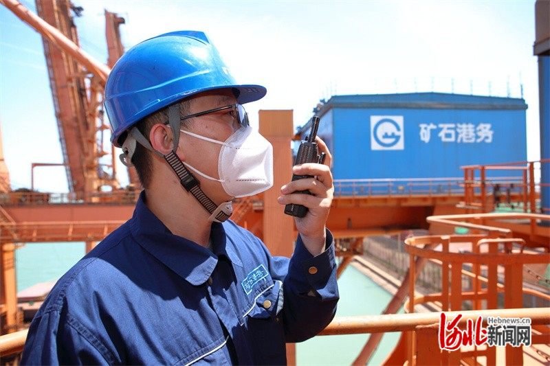 在河北港口集团黄骅港综合港区，工作人员通过对讲机对货轮作业进行调度。