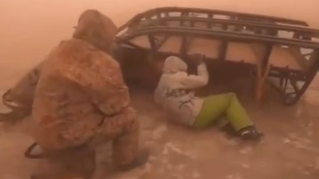 俄罗斯别济米扬内火山持续喷发，俄科学家遇强烈火山灰和落石