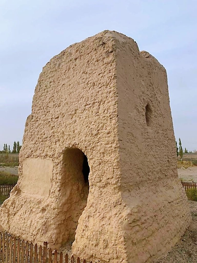 ▲敦煌去往瓜州路边的烽燧