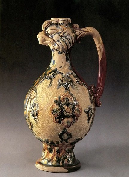 ▲凤首三彩陶执壶 甘肃博物馆藏