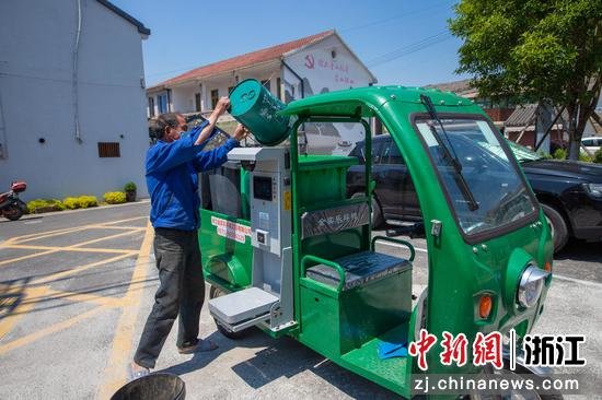 生活垃圾运送现场。徐烽 摄