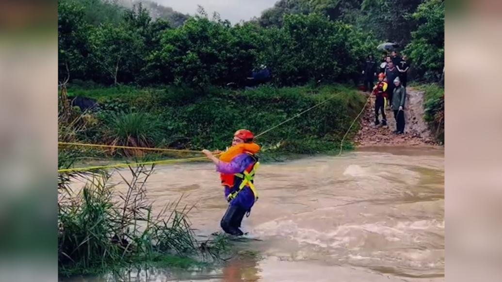 15人被洪水围困，消防急流中横渡救援