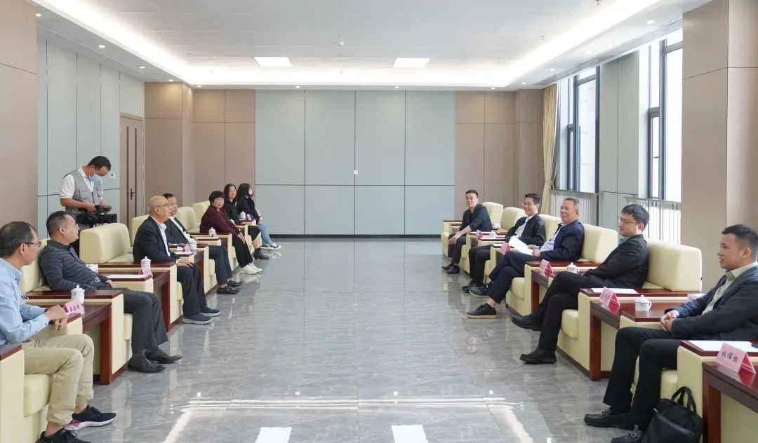 与同乡会乡亲们座谈交流