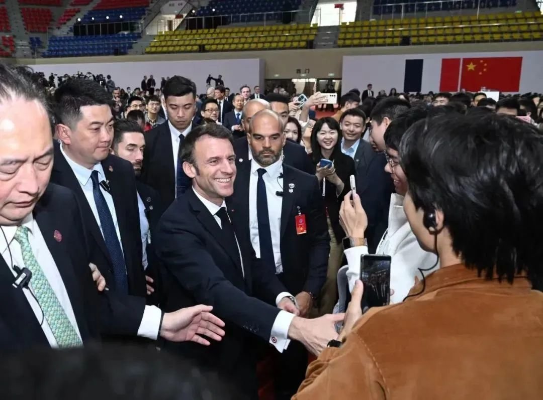 ▎马克龙在中山大学与中国青年会面。