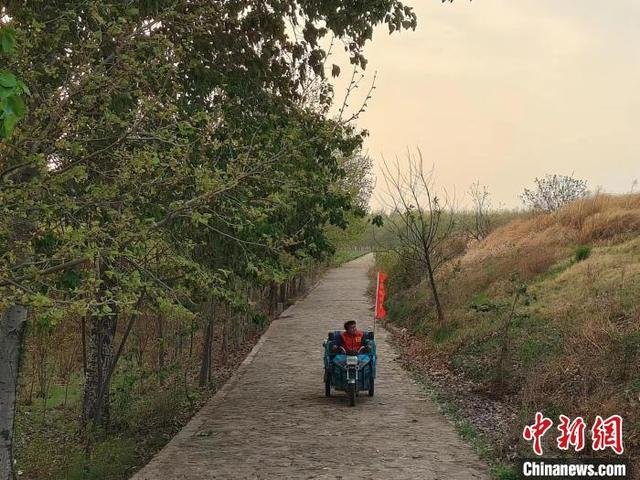 孝里街道村民骑三轮车巡护齐长城。　王采怡 摄