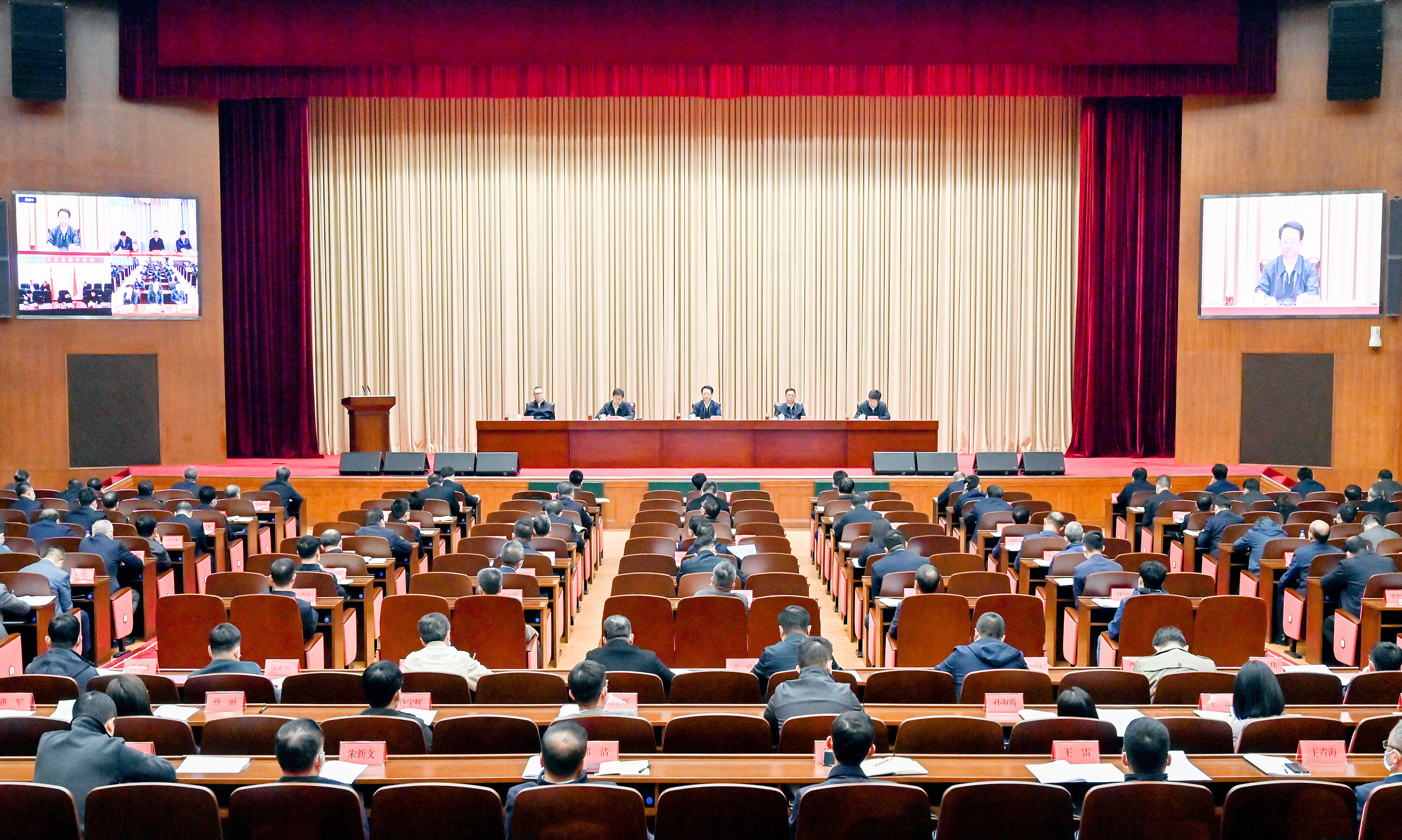 4月17日,吉林省“千亿斤粮食”产能建设工程启动大会以视频形式召开。省委书记景俊海出席会议并讲话,省委副书记、代省长胡玉亭主持会议。