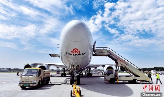 停靠在新郑国际机场的卢森堡货运航班。马健 摄