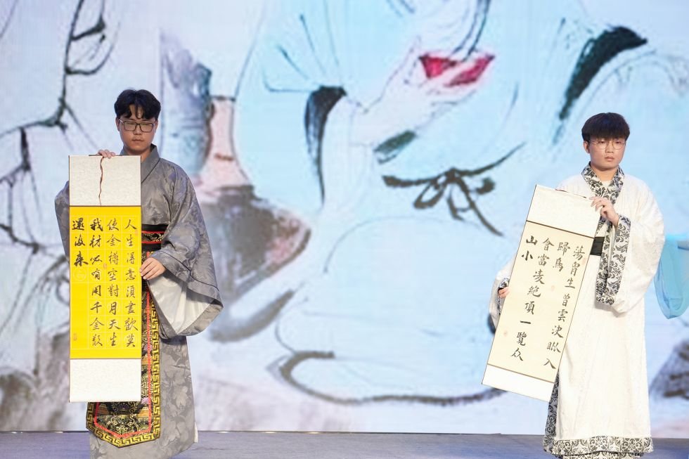 书法协会的同学现场书写诗句