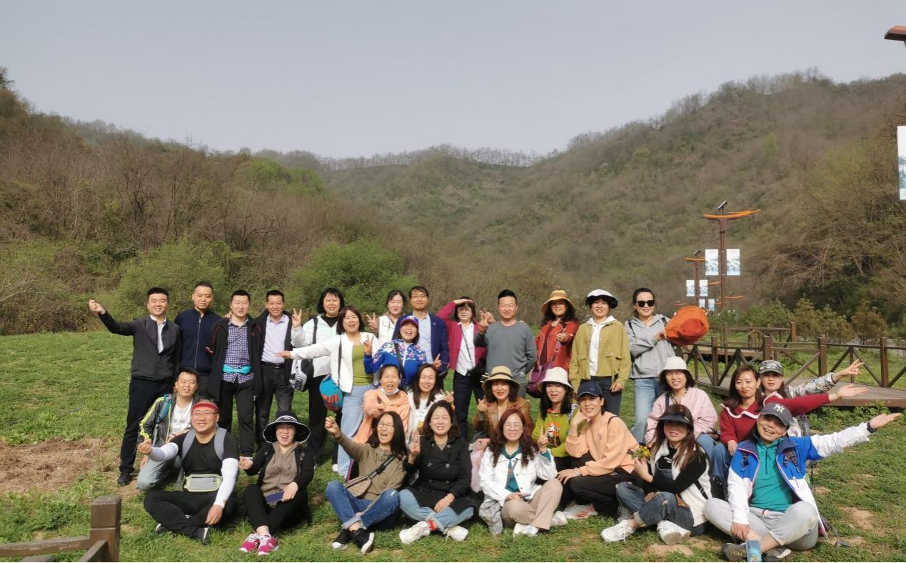 华夏保险宝鸡中支组织挑战自我勇攀高峰春日户外团康活动